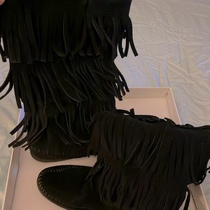 New Minnetonka 3-layer Fringe  Boots Size 6